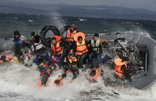 Le navi da crociera americane si scontrarono e affondarono nell'acqua. Quattro turisti scomparsi non indossavano giubbotti di salvataggio.